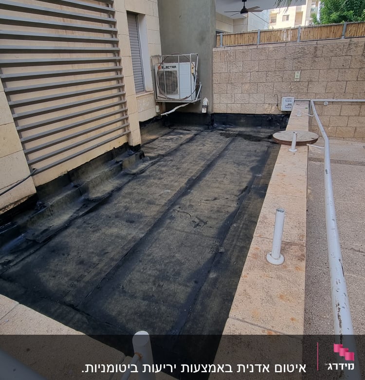 משטח אטום עם יריעות ביטומניות על גג בניין